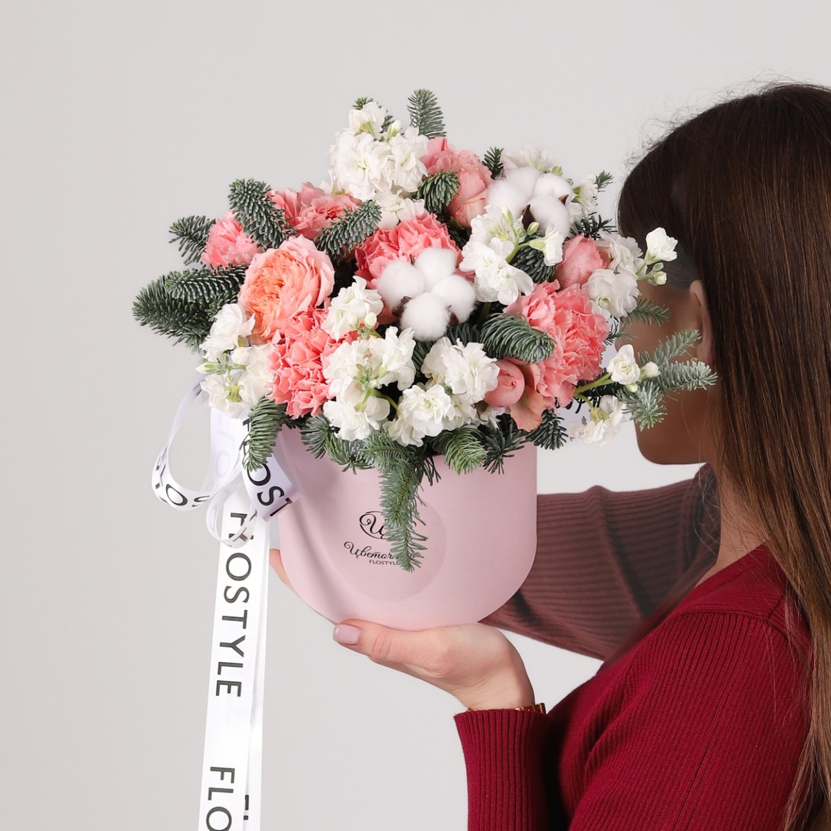 Зимняя композиция с пионовидной розой и голубой елью